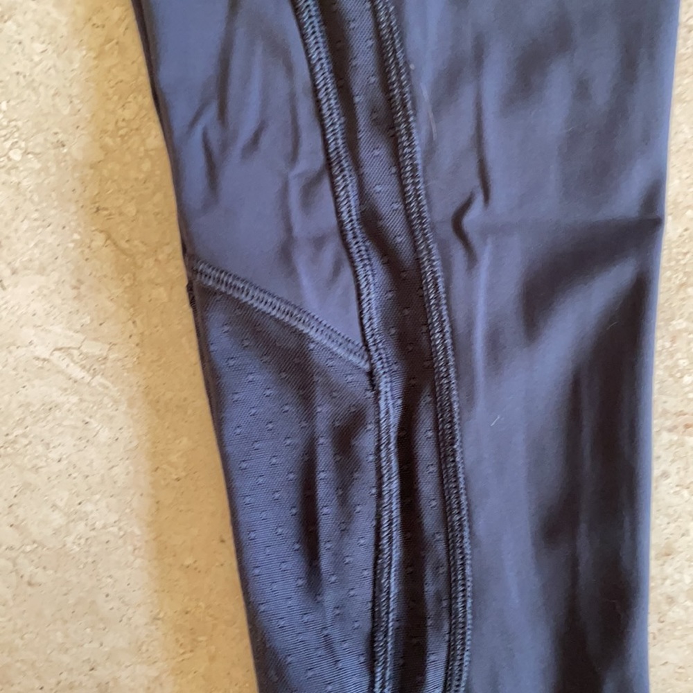 Lululemon Mesh Insert Legging Size 2 - image 3